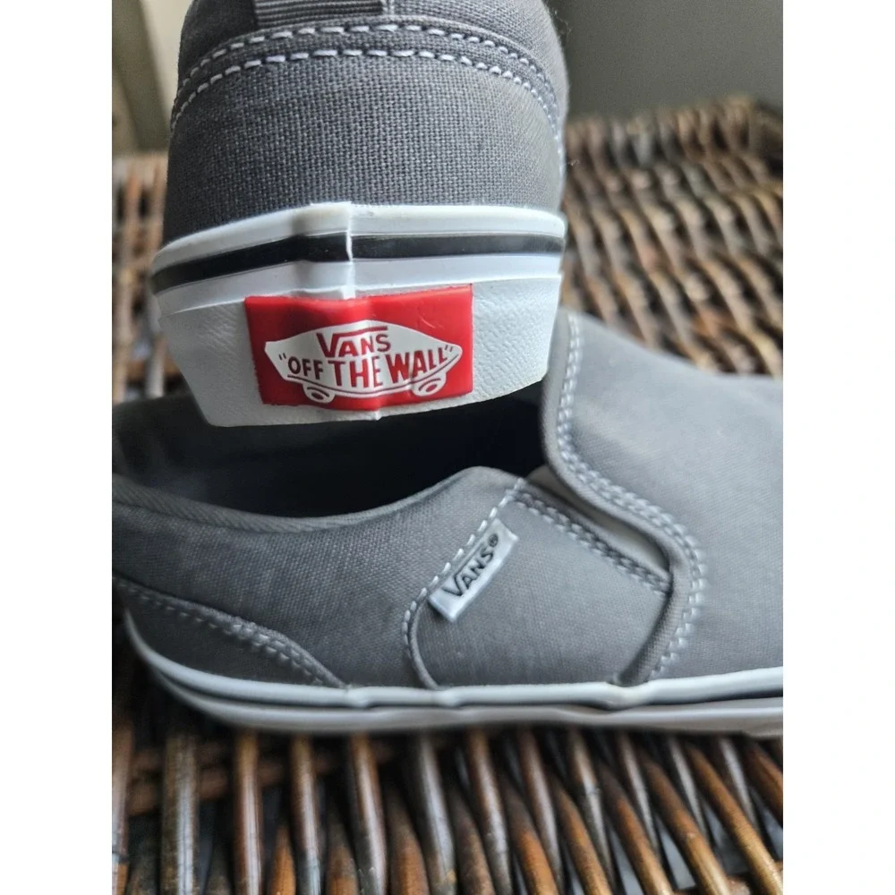 NEW  VANS Youth SHOES Size 4.  MCT0122